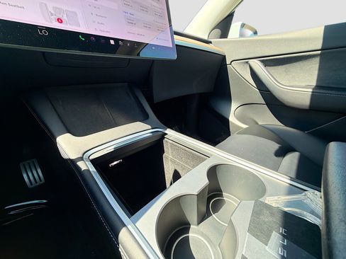 Used 2021 Tesla Model Y Performance image 28