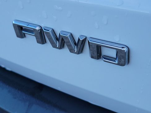 Used 2025 Chevrolet Traverse LT AWD/4WD image 8