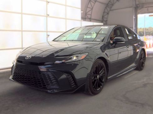 Used 2025 Toyota Camry SE FWD image 1