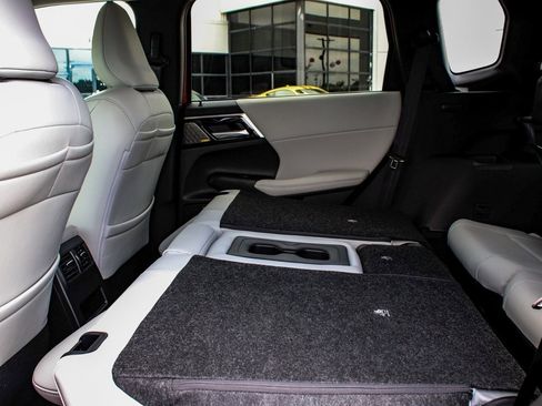 New 2025 Mitsubishi Outlander SE image 35