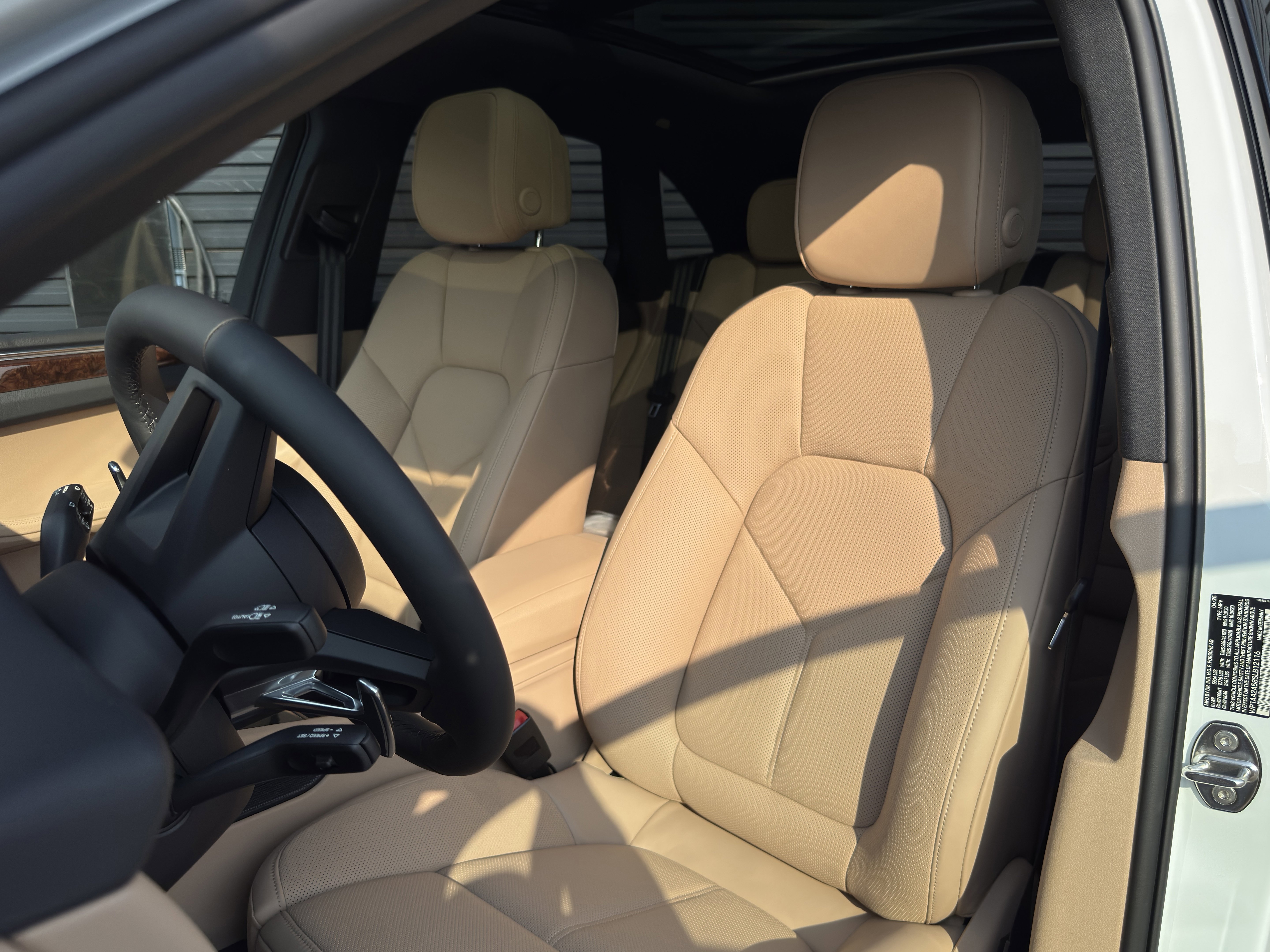 Certified 2025 Porsche Macan AWD/4WD image 5