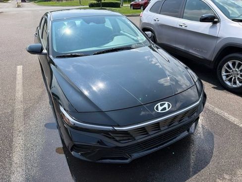 Used 2024 Hyundai Elantra SEL FWD image 17