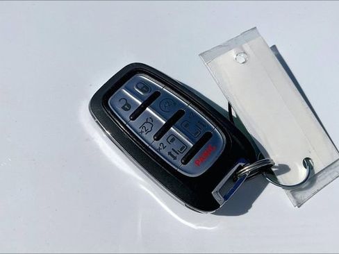 Used 2024 Chrysler Pacifica Touring-L FWD image 10