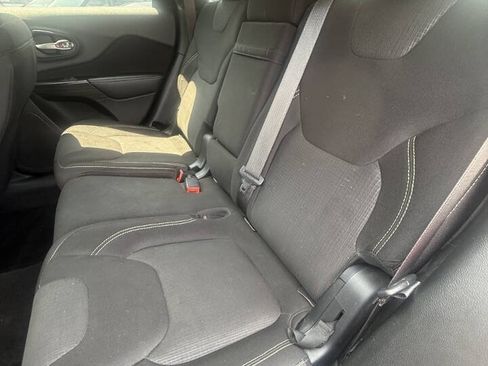 Used 2015 Jeep Cherokee Latitude w/ Comfort/Convenience Group AWD/4WD image 17