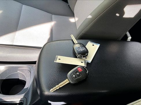 Used 2013 Toyota RAV4 LE AWD/4WD image 10