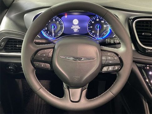 Used 2025 Chrysler Pacifica Limited image 16