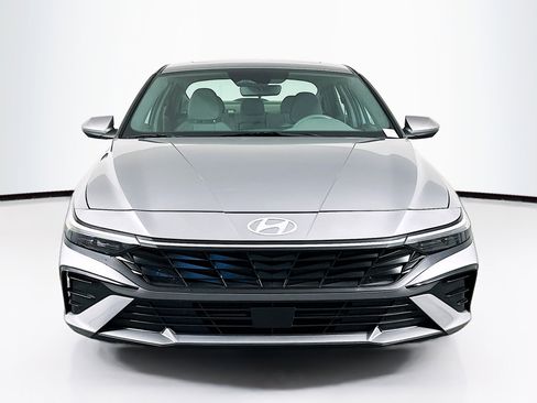 Used 2025 Hyundai Elantra SEL image 2