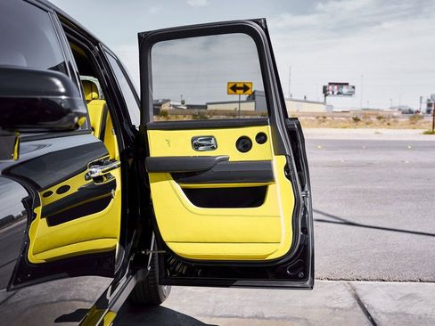 Used 2022 Rolls-Royce Cullinan Black Badge w/ Dark Exterior Package image 31