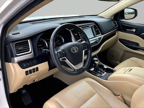 Used 2019 Toyota Highlander Limited FWD image 18