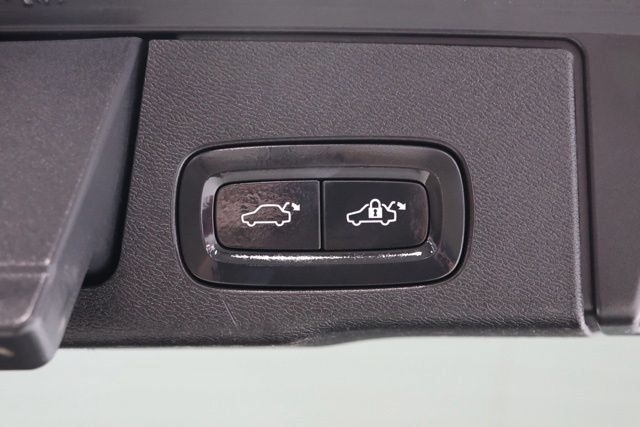 Used 2018 Volvo XC60 T5 Momentum w/ Vision Package AWD/4WD image 33