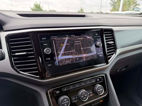 Used 2022 Volkswagen Atlas Cross Sport SEL R-Line AWD/4WD image 18