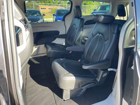 Used 2017 Chrysler Pacifica Touring-L FWD image 18