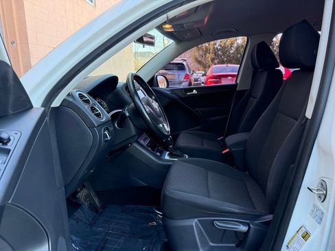 Used 2018 Volkswagen Tiguan Limited w/ Premium Package image 9