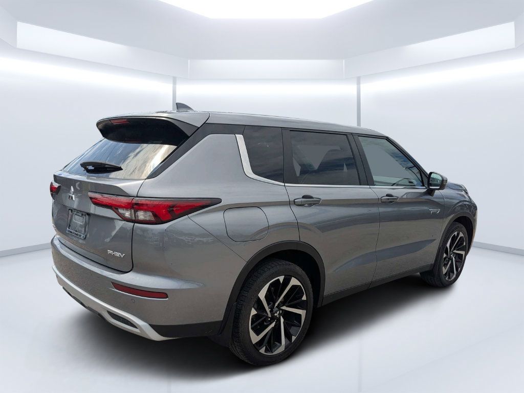 Used 2023 Mitsubishi Outlander 4WD Plug-In Hybrid image 3
