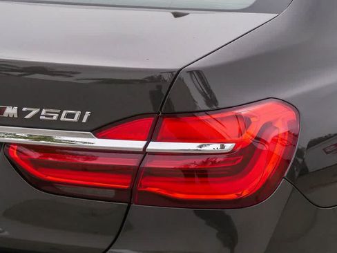 Used 2017 BMW 750i RWD image 10