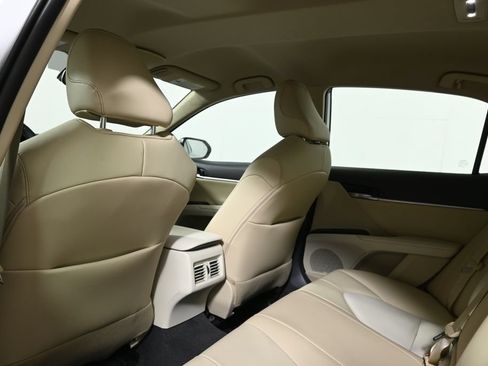 Used 2020 Toyota Camry XLE FWD image 7