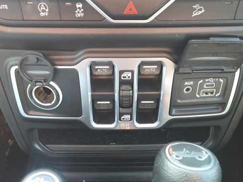 Used 2018 Jeep Wrangler Unlimited Sport S AWD/4WD image 25