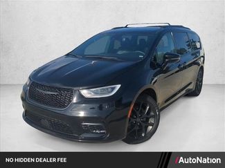 Used 2025 Chrysler Pacifica Limited FWD video 1
