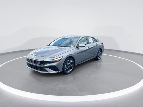 Used 2025 Hyundai Elantra Limited FWD image 5