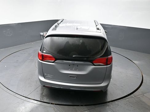 Used 2018 Chrysler Pacifica Touring-L w/ Tire & Wheel Group image 21