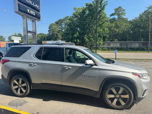 Used 2020 Chevrolet Traverse LT w/ LT Premium Package AWD/4WD image 5