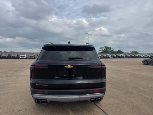 Used 2025 Chevrolet Traverse LT image 17
