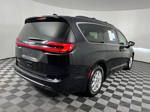 Used 2024 Chrysler Pacifica Touring-L FWD image 13