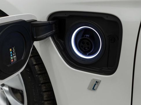 Used 2017 BMW 330e image 35