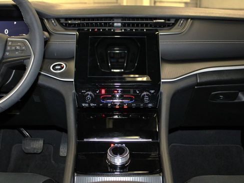 Used 2025 Jeep Grand Cherokee Altitude image 14