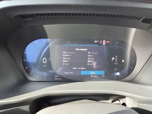 Used 2025 Volvo XC40 B5 Plus image 9