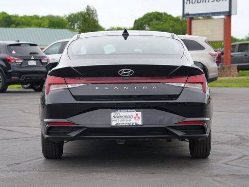 Used 2023 Hyundai Elantra SE FWD image 4