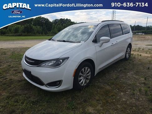 Used 2017 Chrysler Pacifica Touring-L FWD image 1