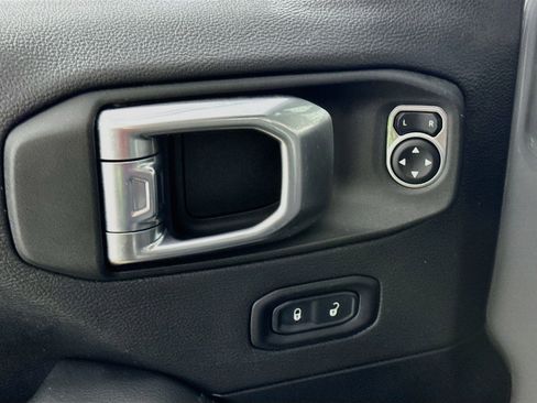 Used 2022 Jeep Wrangler Unlimited Sahara AWD/4WD image 21