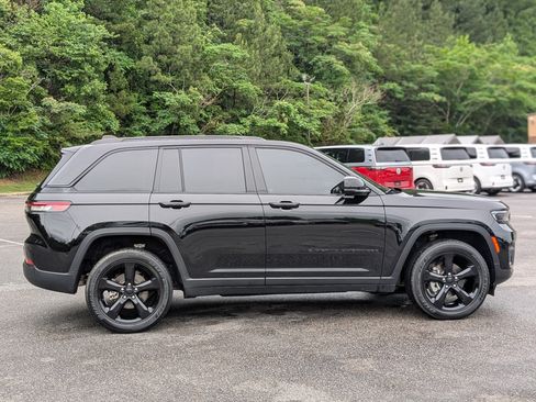 Used 2024 Jeep Grand Cherokee Altitude AWD/4WD image 10