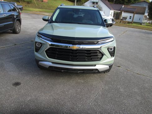 Used 2025 Chevrolet TrailBlazer LT image 2