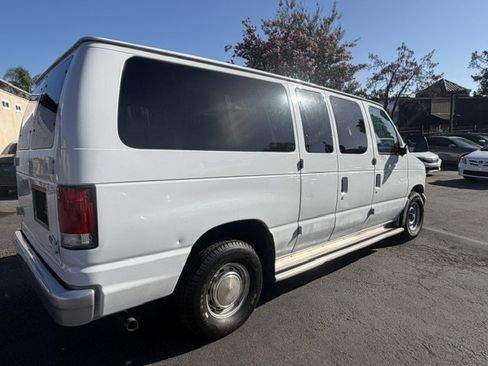 Used 2002 Ford E-150 and Econoline 150 Wagon RWD image 2