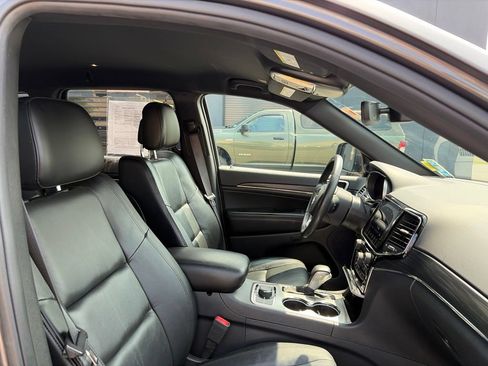 Used 2019 Jeep Grand Cherokee Limited AWD/4WD image 9