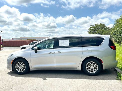 Used 2023 Chrysler Voyager LX FWD image 5