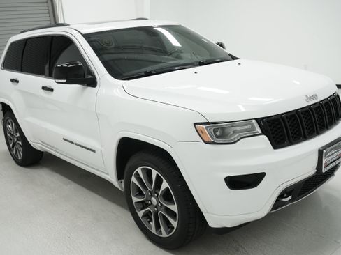 Used 2017 Jeep Grand Cherokee Overland RWD image 3