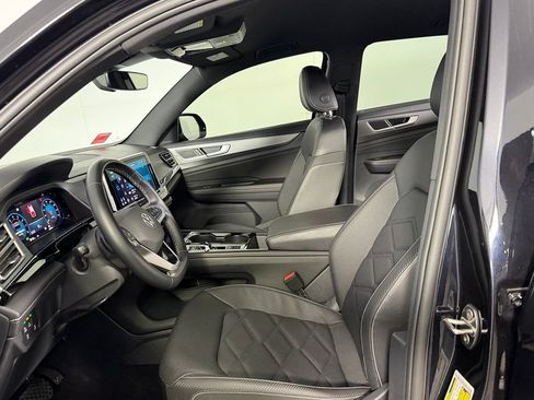 Used 2025 Volkswagen Atlas Cross Sport SE FWD image 22