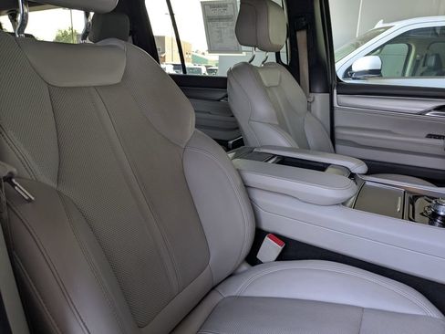 Used 2025 Jeep Wagoneer L 4WD image 32
