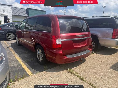 Used 2012 Chrysler Town & Country Limited w/ Luxury Group FWD image 4