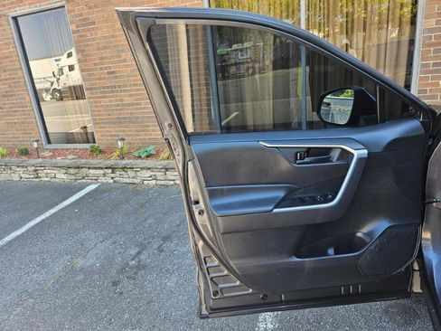 Used 2019 Toyota RAV4 LE AWD/4WD image 28