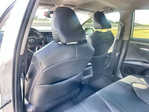 Used 2019 Toyota Camry SE FWD image 13