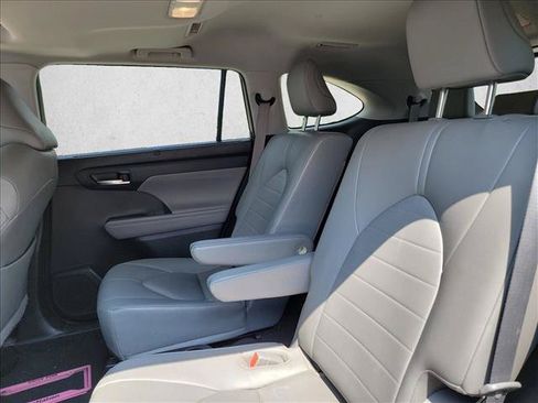 Used 2023 Toyota Highlander XLE FWD image 11