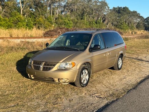 Used 2005 Dodge Grand Caravan SXT w/ Trailer Tow Prep Group image 2