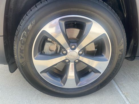 Used 2019 Jeep Cherokee Limited AWD/4WD image 31