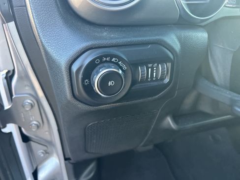 Used 2020 Jeep Wrangler Unlimited Sahara image 36