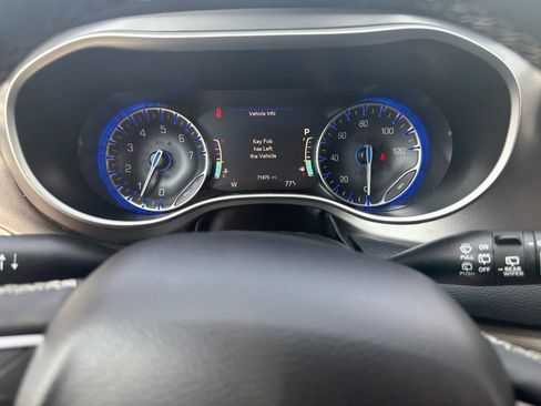Used 2023 Chrysler Pacifica Touring-L FWD image 15