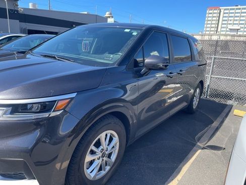 Used 2022 Kia Carnival LX image 2